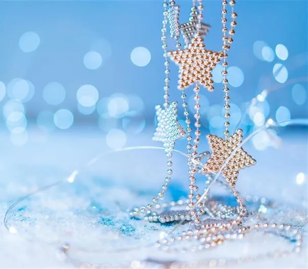 Wesołych Świąt i Szczęśliwego Nowego Roku! | Aktualności | Uniwersytet WSB Merito we Wrocławiu: łańcuch z koralików na zimowym tle