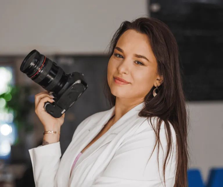 Weź udział w profesjonalnej sesji zdjęciowej! | Aktualności | Uniwersytet WSB Merito we Wrocławiu: studentka trzymająca aparat