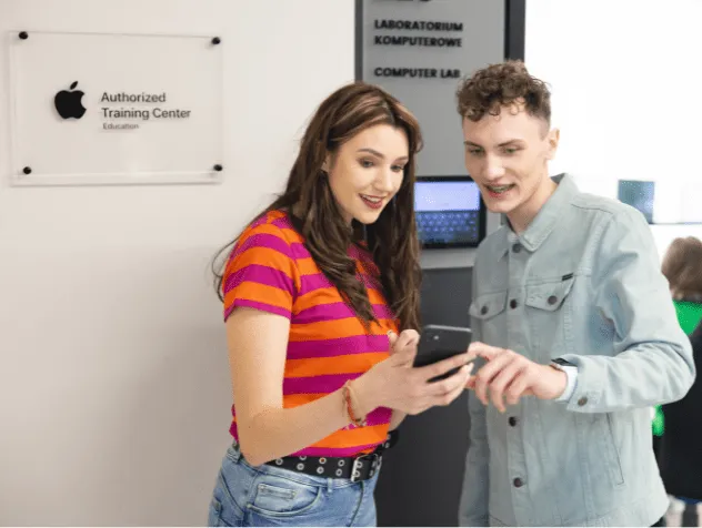 Zapraszamy na VIII edycję Mac Meeting! | Aktualności | Uniwersytet WSB Merito we Wrocławiu: Studentka i student przed wejściem do sali komputerowej