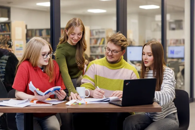 Psychologia pracy i zarządzanie zespołami | Studia I stopnia we Wrocławiu | Uniwersytet WSB Merito we Wrocławiu: studenci pracujący nad projektem grupowym