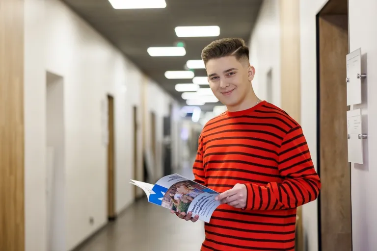 Administracja publiczna | Studia I stopnia we Wrocławiu | Uniwersytet WSB Merito we Wrocławiu: student przeglądający informator