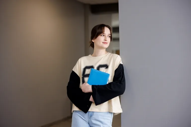 Zrównoważony biznes | Studia I stopnia we Wrocławiu | Uniwersytet WSB Merito we Wrocławiu: studentka patrząca przez okno