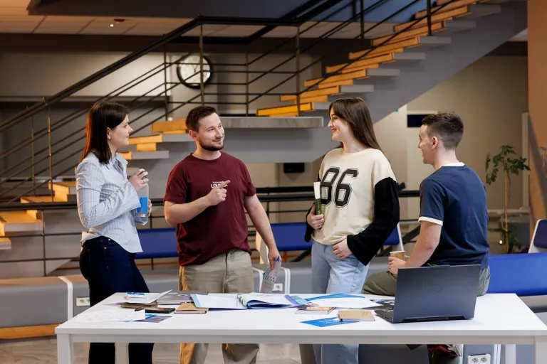 Reportaż, wywiad, storytelling | Studia I stopnia we Wrocławiu | Uniwersytet WSB Merito we Wrocławiu: Grupa studentów pracuje nad projektem.