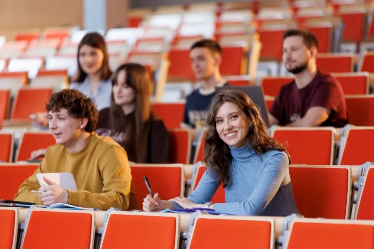 Informatyka stosowana | Studia I stopnia we Wrocławiu | Uniwersytet WSB Merito we Wrocławiu: studenci podczas zajęć na sali wykładowej