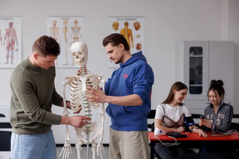 Dietetyka | Studia II stopnia we Wrocławiu | Uniwersytet WSB Merito we Wrocławiu: studenci podczas zajęć w pracowni anatomii