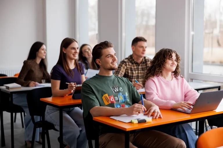 Cyberbezpieczeństwo i Artificial Intelligence | Studia I stopnia we Wrocławiu | Uniwersytet WSB Merito we Wrocławiu: studenci podczas zajęć z finansów i rachunkowowści