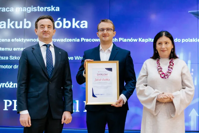 Nasz absolwent nagrodzony w konkursie GPW! | Aktualności | Uniwersytet WSB Merito we Wrocławiu: Jakub Osóbka odbierający nagrodę