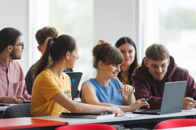 Webinar: CV i rozmowa rekrutacyjna w praktyce | Aktualności | Uniwersytet WSB Merito we Wrocławiu: Studenci pracujący przy laptopie