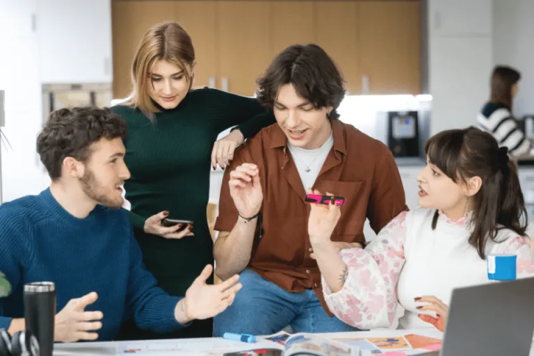 Oceń swoje studia! Wesprzyj Fundację Odzyskani | Aktualności | Uniwersytet WSB Merito we Wrocławiu: Studenci pracujący nad projektem