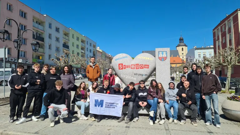 Od kamieniołomu po nowoczesną obróbkę – studenci w granitowym zagłębiu Strzegomia | Aktualności | Uniwersytet WSB Merito we Wrocławiu: studenci w kamieniołomie