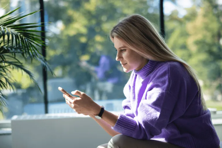 Wyniki wyszukiwania | Uniwersytet WSB Merito we Wrocławiu: Dziewczyna patrząca na smartfon