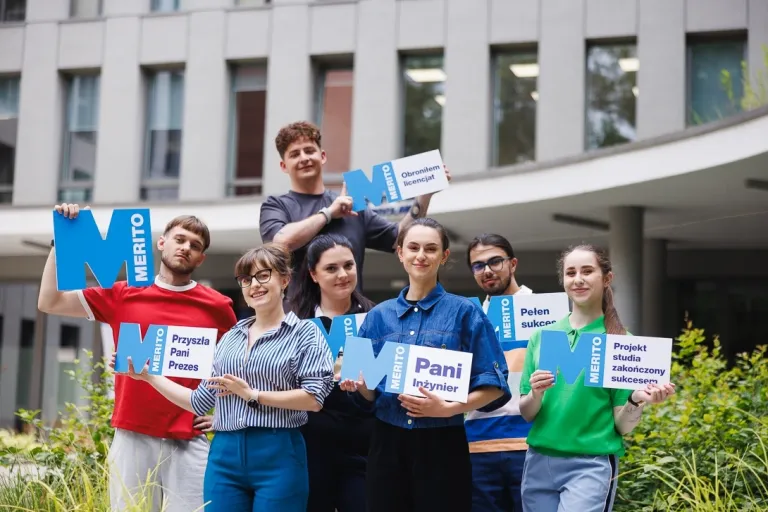 Zapisz się na studia w dniu obrony i odbierz bilet do kina Helios! | Aktualności | Uniwersytet WSB Merito we Wrocławiu: Grupa studentów stoi przed budynkiem