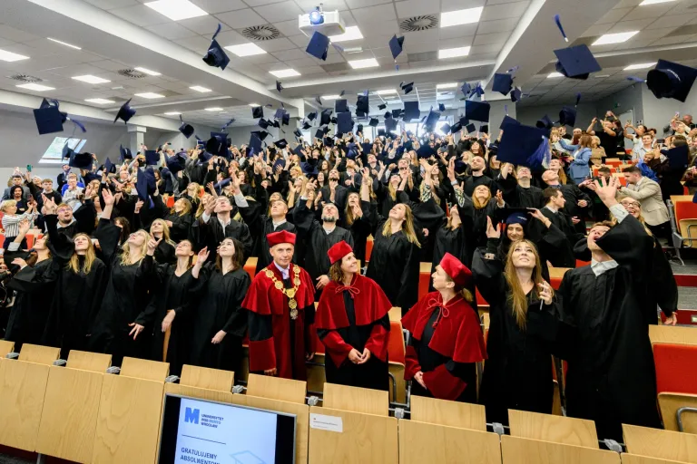 Uroczystość zakończenia studiów I i II stopnia | Aktualności | Uniwersytet WSB Merito we Wrocławiu: Absolwenci studiów na auli